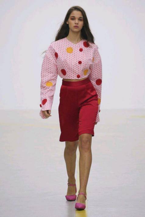 黑色 李念带“火”了波点阔腿裤，配白衬衫清爽干净，俏皮可爱又洋气