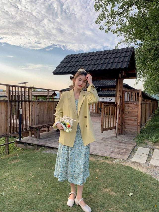 显得 秋冬，怎么穿才高级优雅？西服外套配牛仔裤，普通人也能轻松驾驭