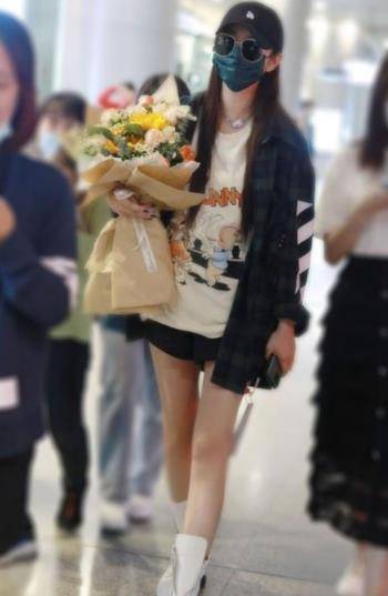 下半身 安以轩机场大秀身材，穿衬衫配超短裤又飒又性感，不像生俩娃的人