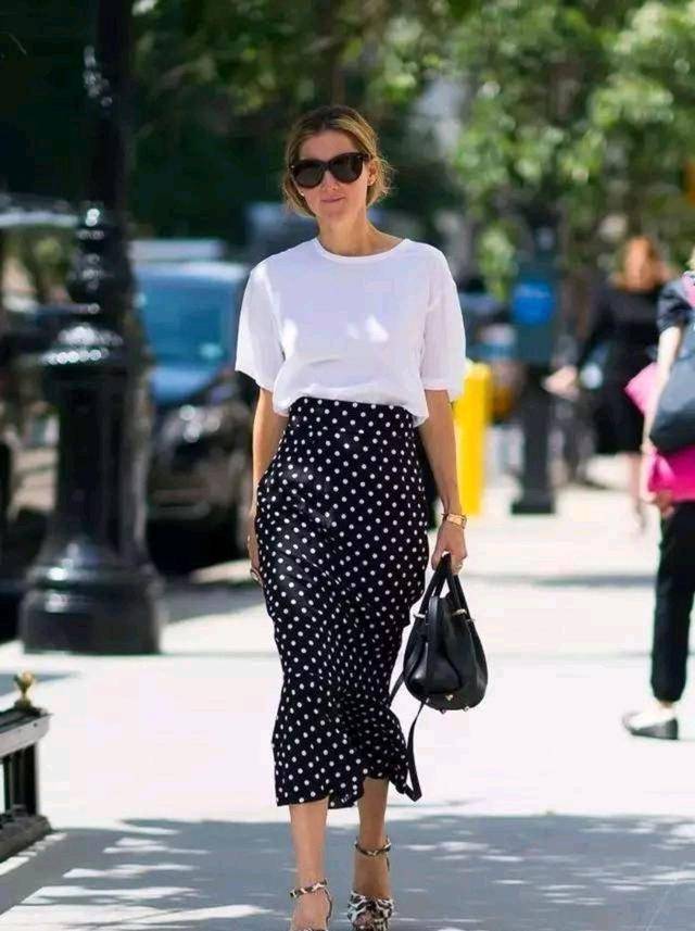 黑色 李念带“火”了波点阔腿裤,配白衬衫清爽干净,俏皮可爱又洋气