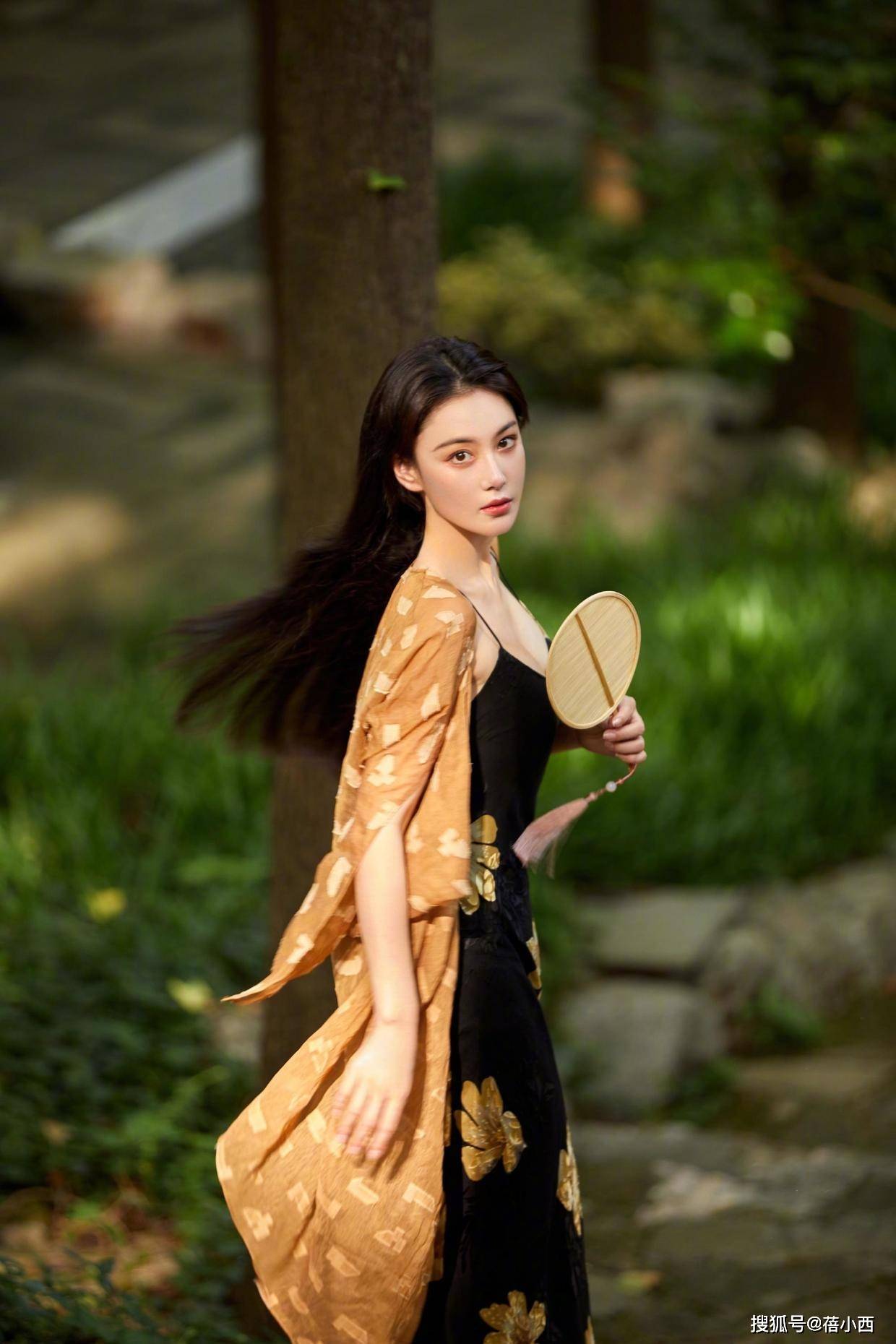 出圈 张馨予又美出圈了，穿黑色吊带配橘色开衫，美成“人间富贵花”