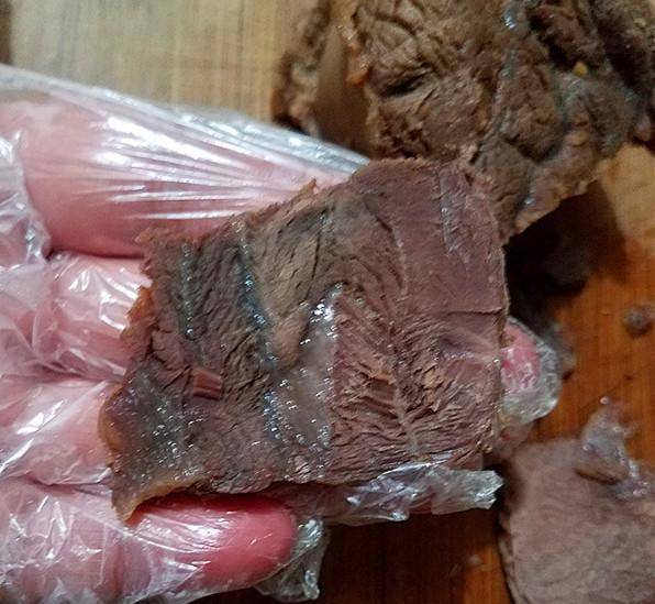 烹饪小贴士:1,看肉皮有无红点 ,无红点是好肉,有红点者是坏肉;看肌肉