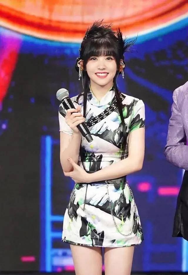 传统 赖美云没有败给身高,穿旗袍故意营造出高腰线,1米53仍然很惊艳