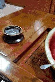 搞笑GIF：美女，我們是來決斗的，你這樣有點不合適吧 搞笑整蠱 第33张