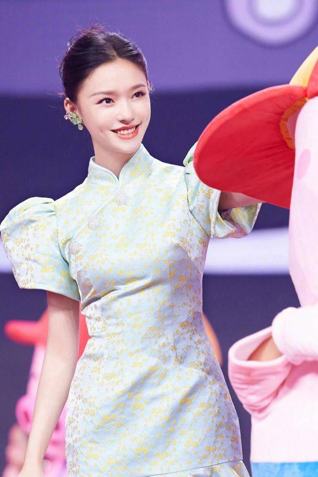 林允为了出圈也是拼了泡泡袖改良旗袍个性十足甜美又撩人