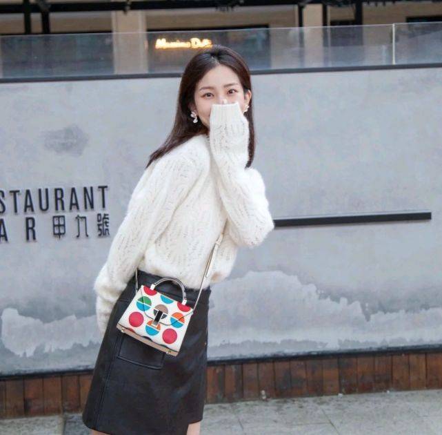 卫衣 想要美出圈，就要学会穿衣搭配，邂逅一场秋末浪漫