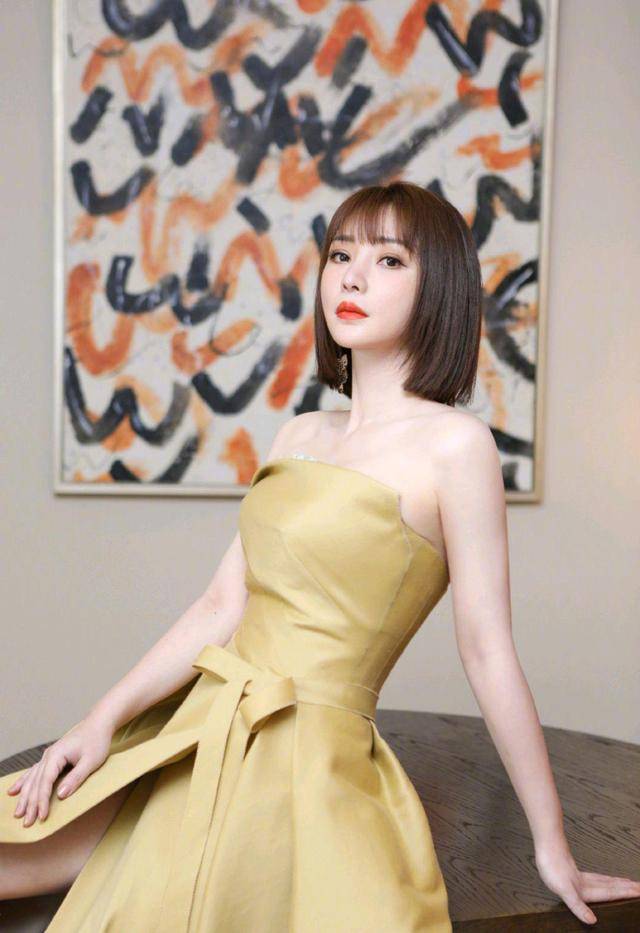 整体 柳岩换发型如同换人，学生头发型俏皮可爱又减龄，看完我也想剪