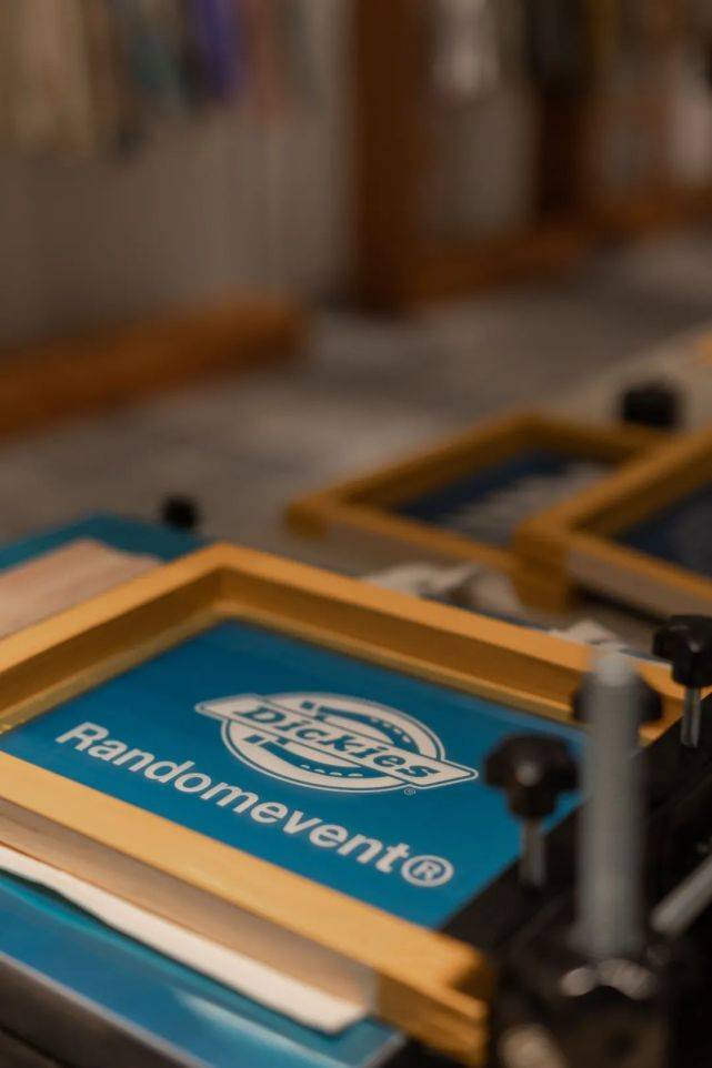 实验性 天猫开抢!Dickies新联名火爆首发现场,全渠道发售计划启动!