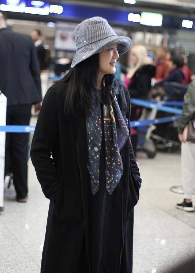 私下里 咏梅的气质真是没得说，私下里就算素颜出镜，看起来也很温柔