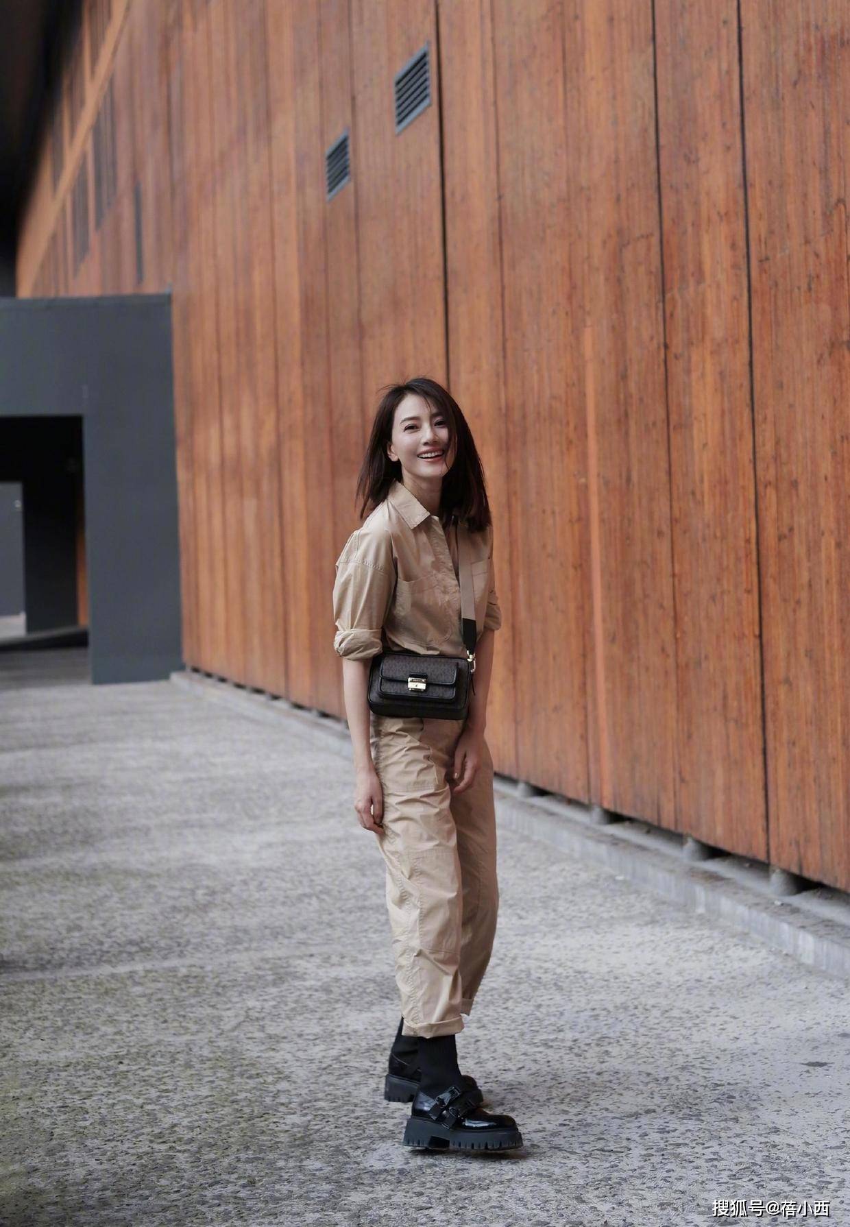 套装 “国民女神”高圆圆又换新风格,穿卡其色工装风套装,气质无敌了