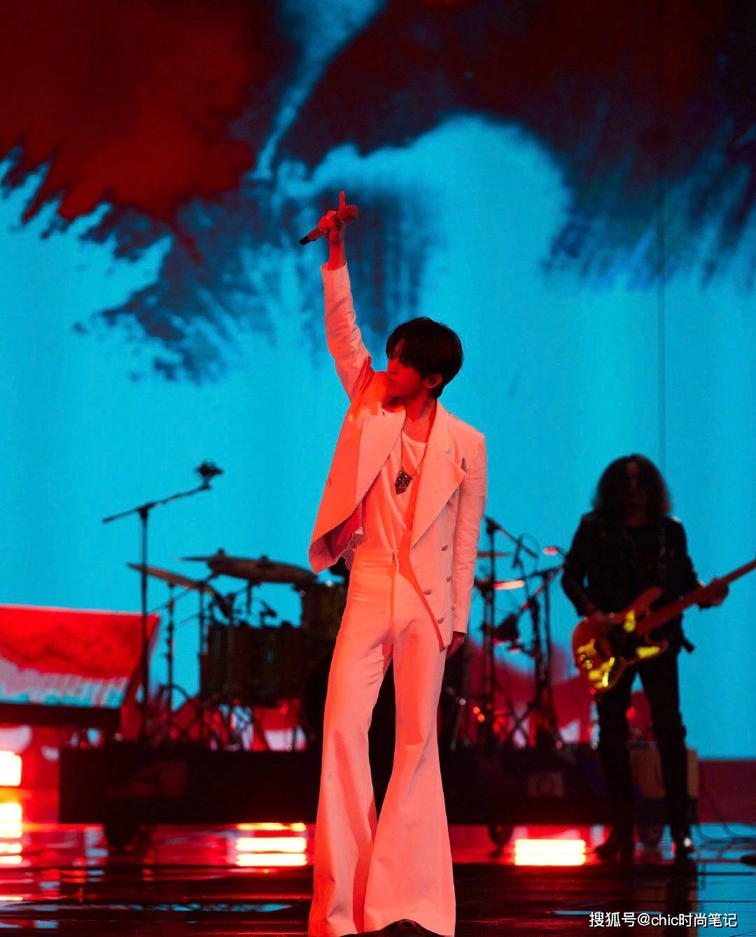 曲线 阔腿裤都烂大街了，穿穿马蹄裤吧，让你的长腿没有尽头