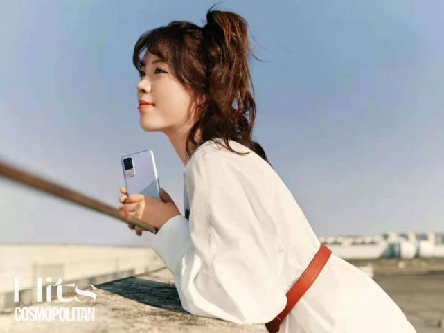 亮度高 杨倩首张时尚大片曝光！穿黄裙美成韩剧女主，代言小米就是不一样