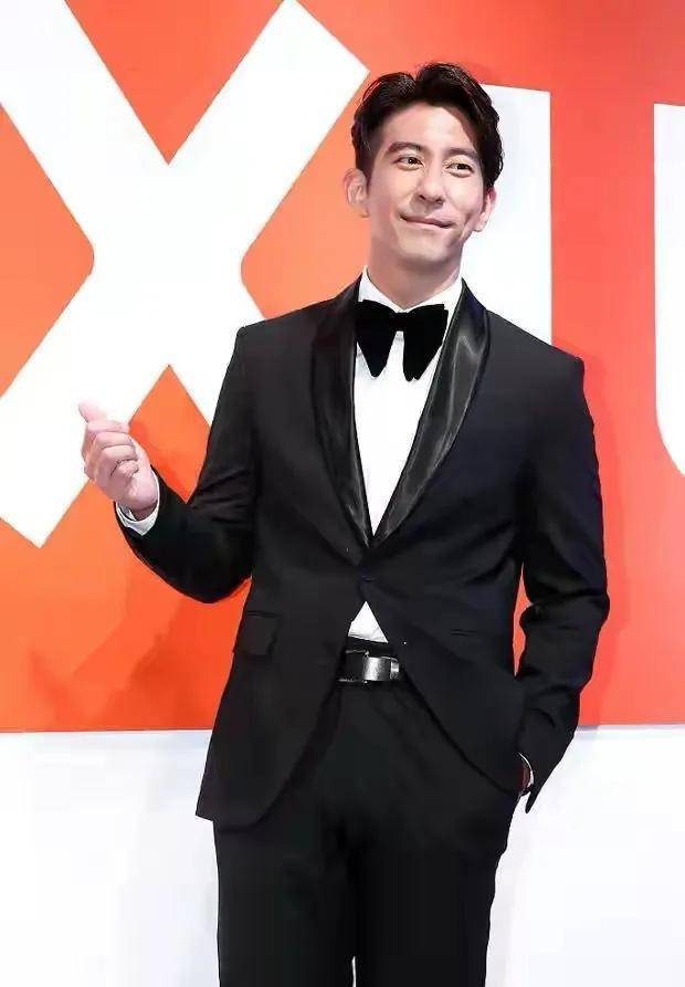 黑色 贾静雯咋变这样了！浓妆艳抹携老公站台，涂粉太厚模样大变认不出