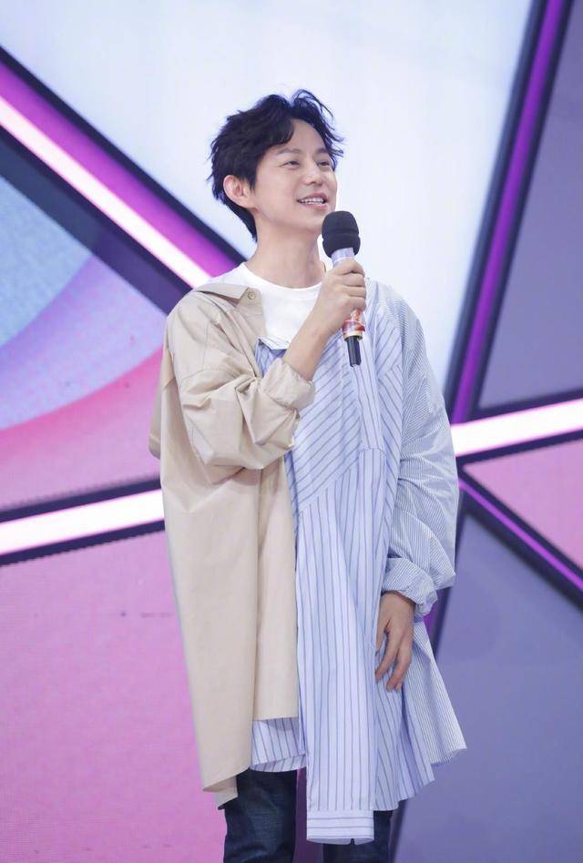 颜色 何炅虽然年纪大了，看身材可一点没走样，穿粉色T恤清瘦宛如少年