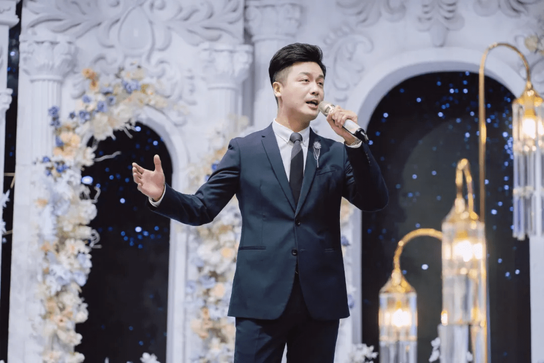 著名主持人齐欢再现经典在沃石唱片唐山录音棚录唱亲密爱人