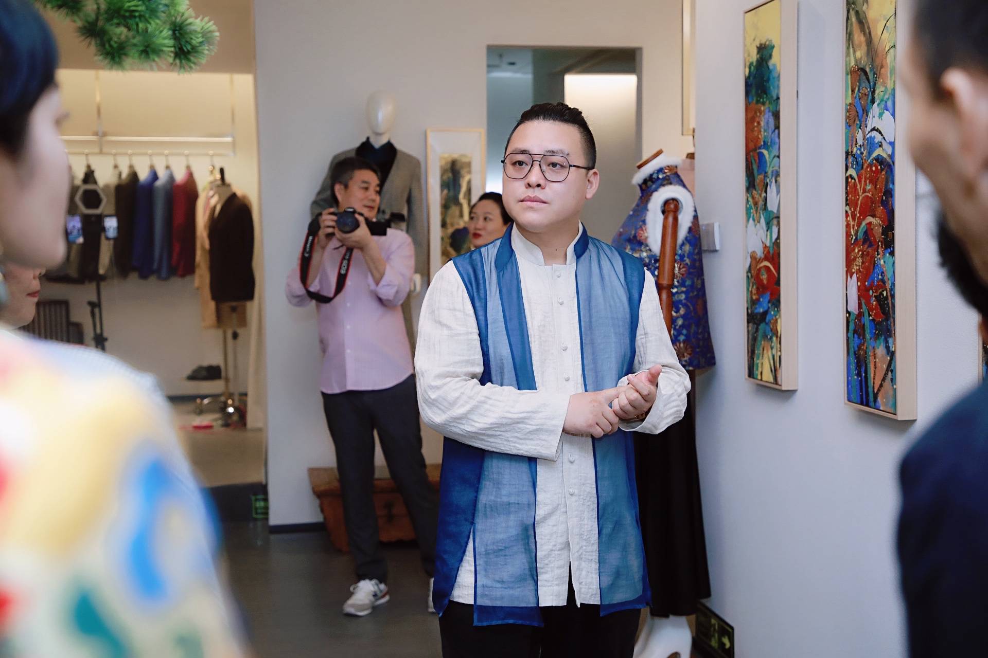 都能 迎国庆溢彩画与新中式服饰艺术展丨遇见美好的自己