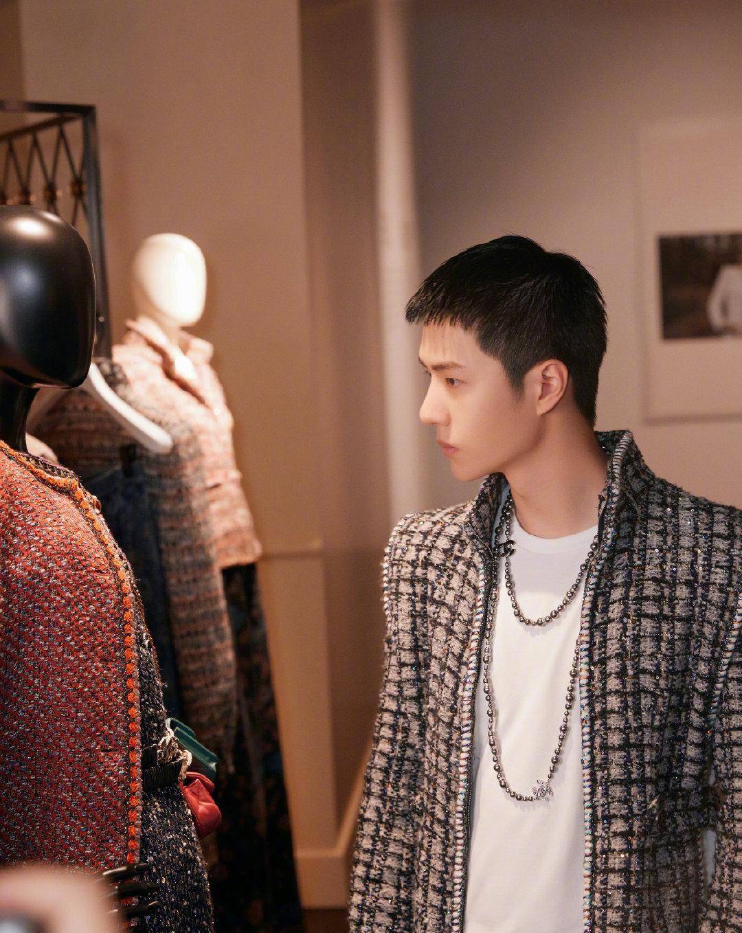 黑色 王一博短发造型很奇特,垫肩服装看着也很奇怪,差点不敢认