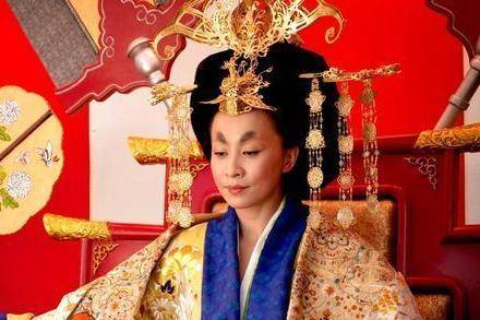 发型这是得罪造型师了吧，颜值再高，也经不起这么糟蹋？