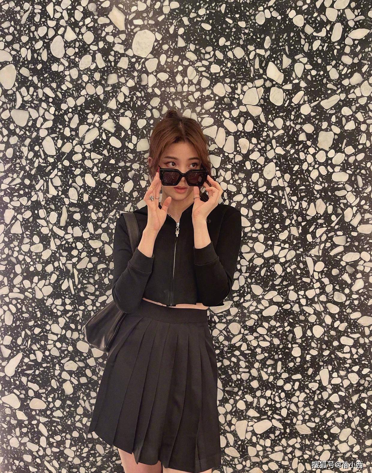 视觉 欧阳娜娜打破传统风格，“吊带+背带”搭配真时髦，这样穿更洋气