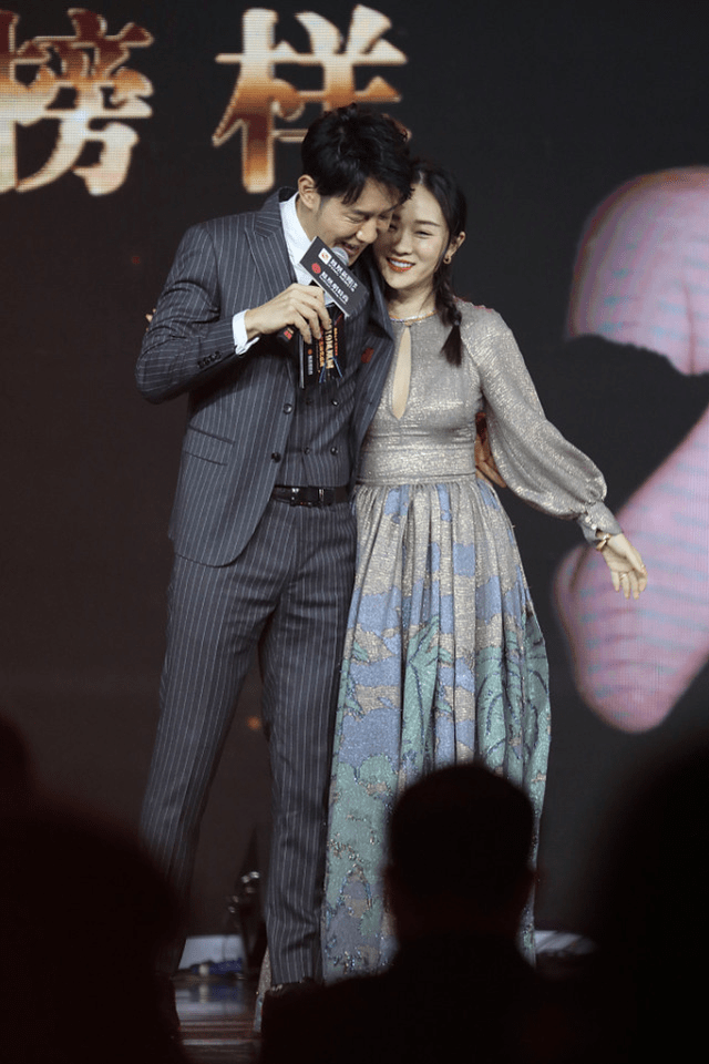 设计 霍思燕花色穿搭挺有韵味,在杜江身旁也穿这么清凉,很有女人味