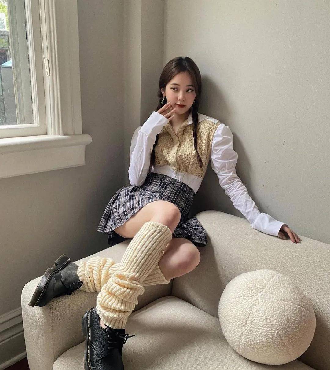 白女士 秋天换季穿啥？网友：女明星都钟爱的针织单品是时候安排了！