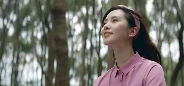 整体 刘诗诗穿polo衫拍照片，既清纯又动人，仿佛是学生时代的校花