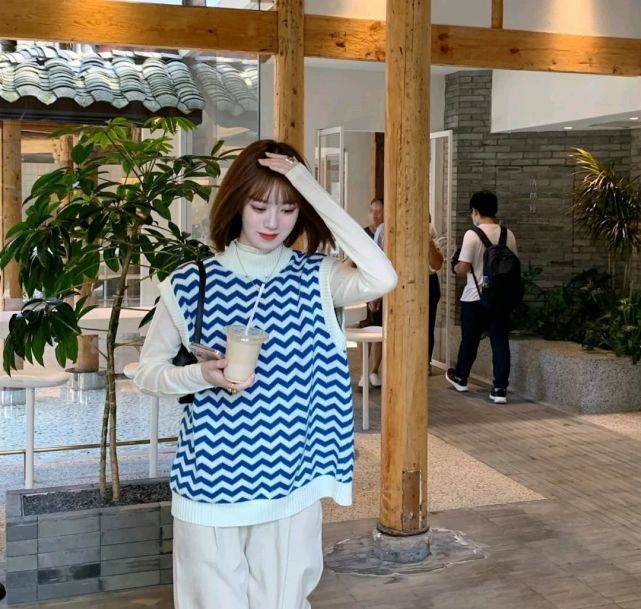 服装 针织衫马甲叠穿衬衫,也可以穿出耀眼夺目的感觉,时尚就这么简单