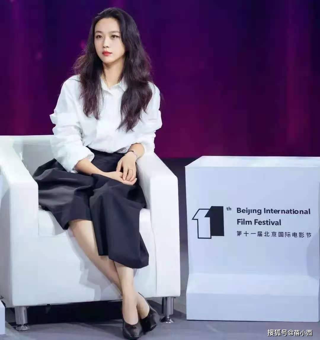 汤唯 被42岁汤唯的气质沦陷了,穿简约白衬衫配半身裙,满满的优雅感