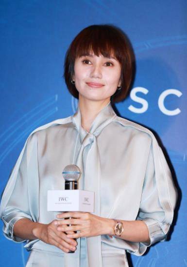 套装 43岁袁泉穿真丝套装亮相，表面看着像睡衣，仍能有高级感
