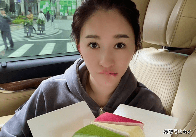 流浪狗李小冉与牛莉同框热舞！穿超短裤秀白净长腿，表情兴奋姿势婀娜