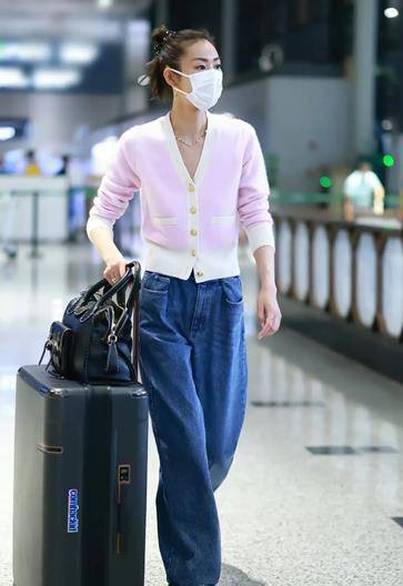 身材 刘雯新发型大变样！穿针织衫高扎丸子头太酷，天然头额骨极具特色