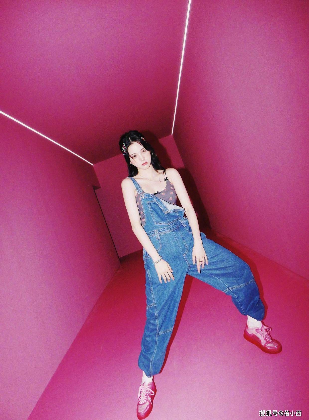 视觉 欧阳娜娜打破传统风格，“吊带+背带”搭配真时髦，这样穿更洋气