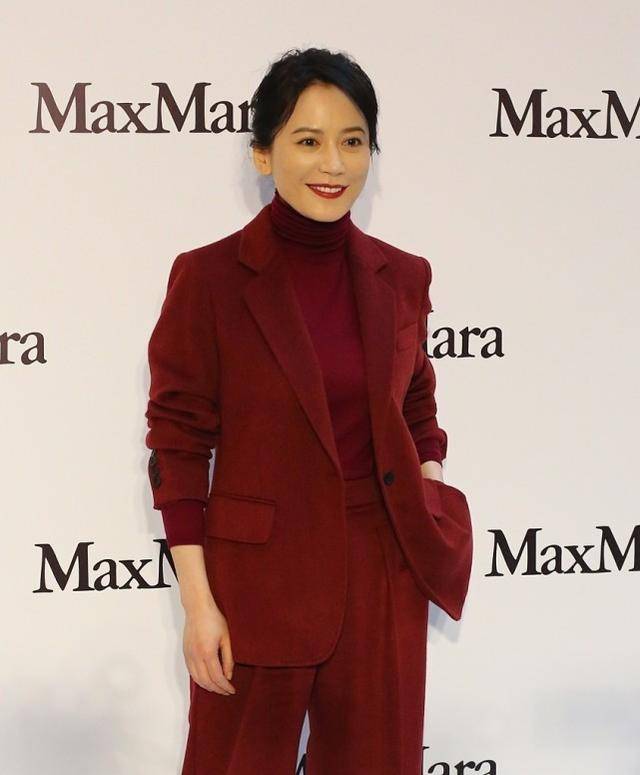 俞飞鸿 俞飞鸿真是端庄的代名词，优雅大气还有女人味，穿着打扮也加分