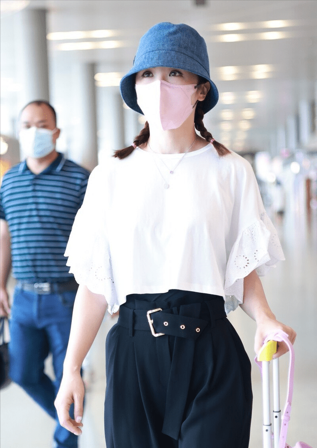 蔡卓妍 蔡卓妍的私服轻松又时尚，会搭配的女人更有魅力，轻松提升气质