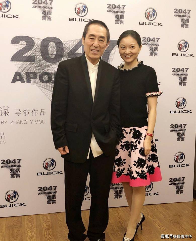 设计 张艺谋一家三口同框,陈婷穿白纱裙优雅显年轻,搭配的发型也好看