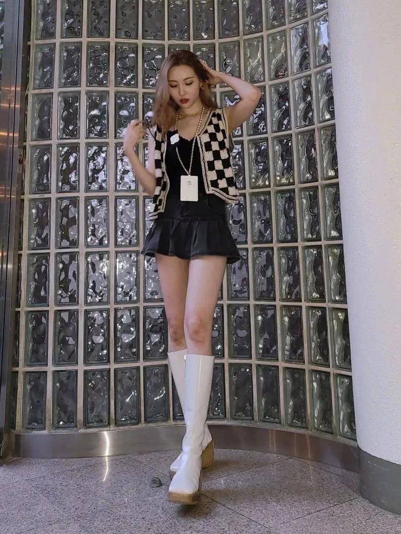 白女士 秋天换季穿啥？网友：女明星都钟爱的针织单品是时候安排了！