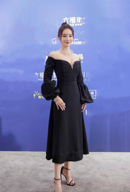 身材 袁姗姗又赢在了“马甲线”,红毯上穿黑裙蛮腰抢镜,腿粗也没减分