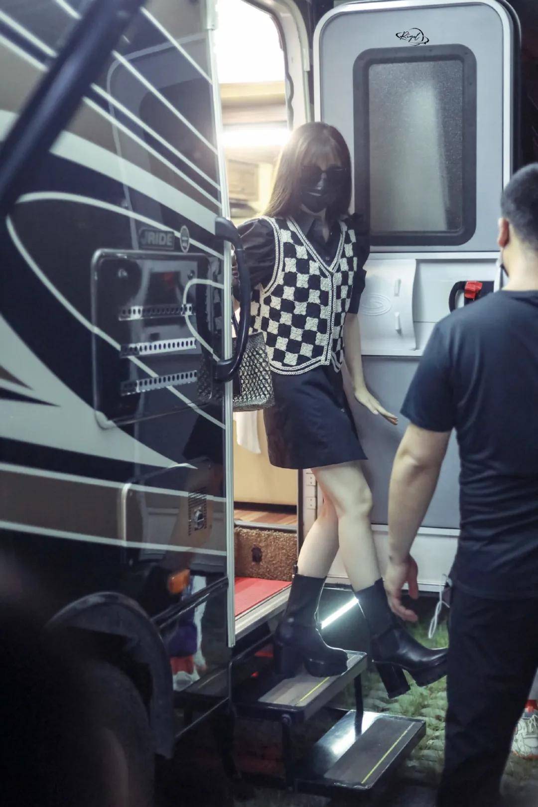 白女士 秋天换季穿啥？网友：女明星都钟爱的针织单品是时候安排了！