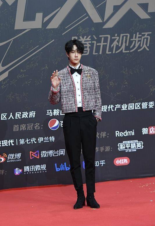 黑色 王一博短发造型很奇特,垫肩服装看着也很奇怪,差点不敢认