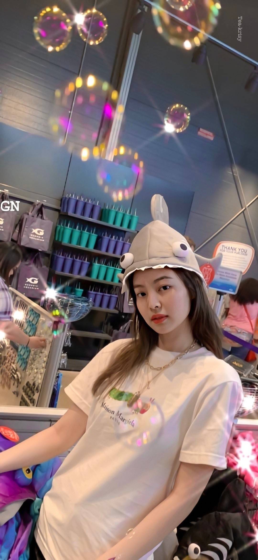 网友Jennie赴时装周，机场穿搭亮点满满，越来越有男友权志龙的味道