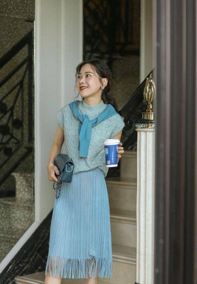 整体 见过世面的女人，穿针织衫从不“将就”，这些搭配高级精致又温柔