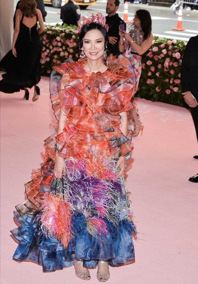 颜色 邓文迪的气质真挺好，花裙子一般人很难驾驭，女王风范挺强