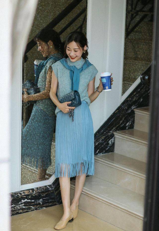 整体 见过世面的女人，穿针织衫从不“将就”，这些搭配高级精致又温柔