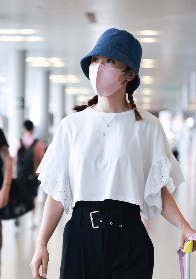 蔡卓妍 蔡卓妍的私服轻松又时尚，会搭配的女人更有魅力，轻松提升气质