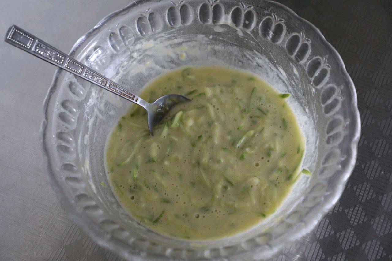 人体|早起10分钟,给家人做茭瓜鸡蛋饼,鲜嫩可口,卫生还省钱