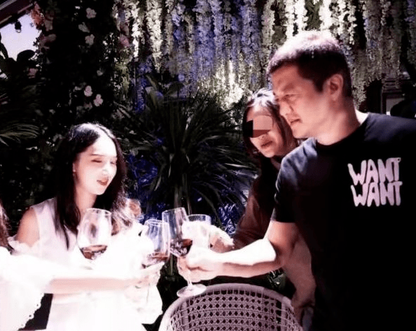 生日 李亚鹏正式过50岁生日好心酸！穿唐装变老头，小19岁女友一直没在