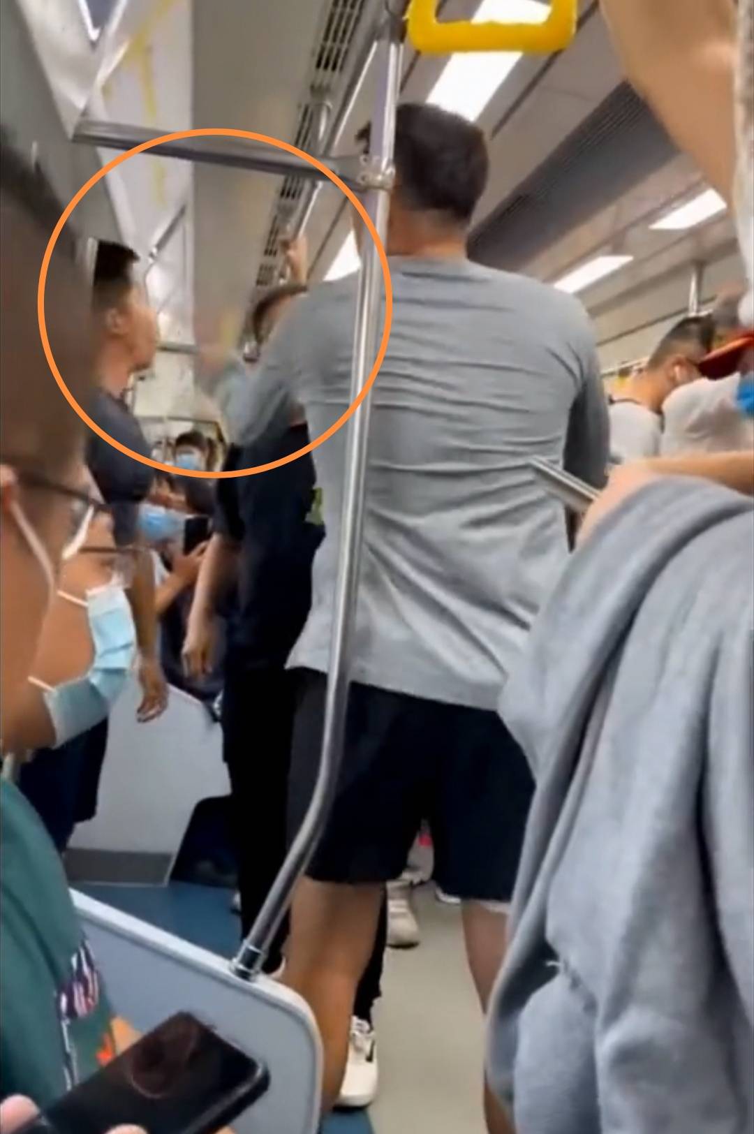 北京地铁三男一女因琐事打架,女子出手狠辣,对方始终未对其还手_男子