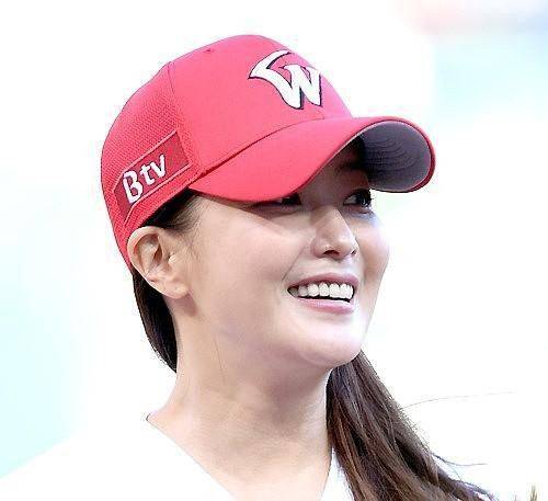 高跟鞋 韩国人保养的都这么好吗？金喜善都40多岁了，穿牛仔裤还很可爱