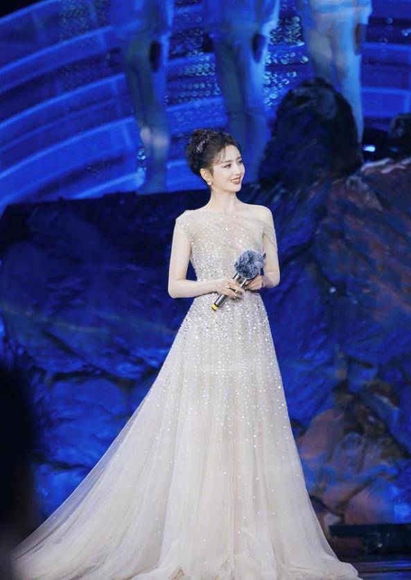 设计 佟丽娅穿黑色丝绒抹胸裙亮相，颜值真是天花板级别，美出天际了