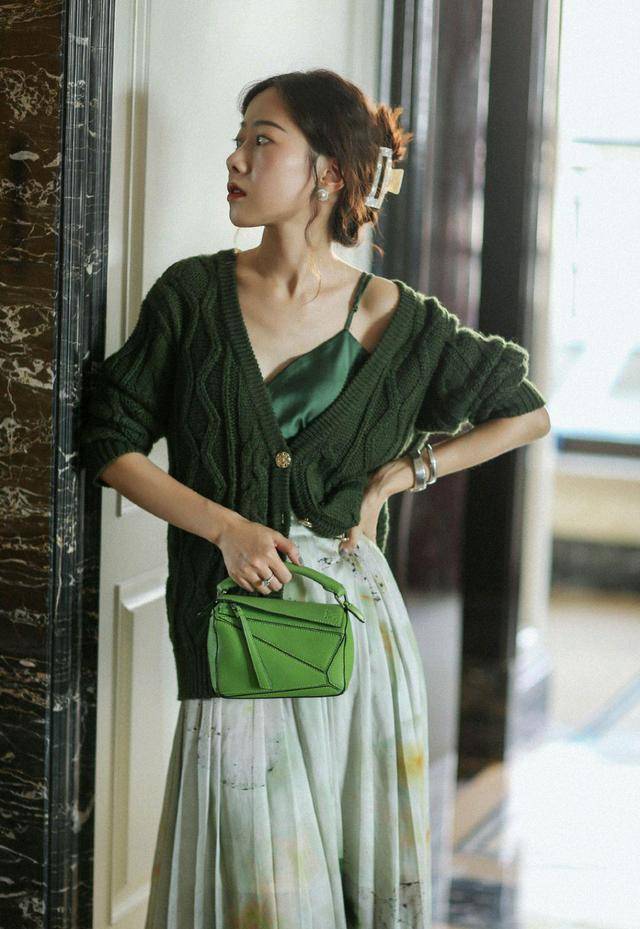 整体 见过世面的女人，穿针织衫从不“将就”，这些搭配高级精致又温柔